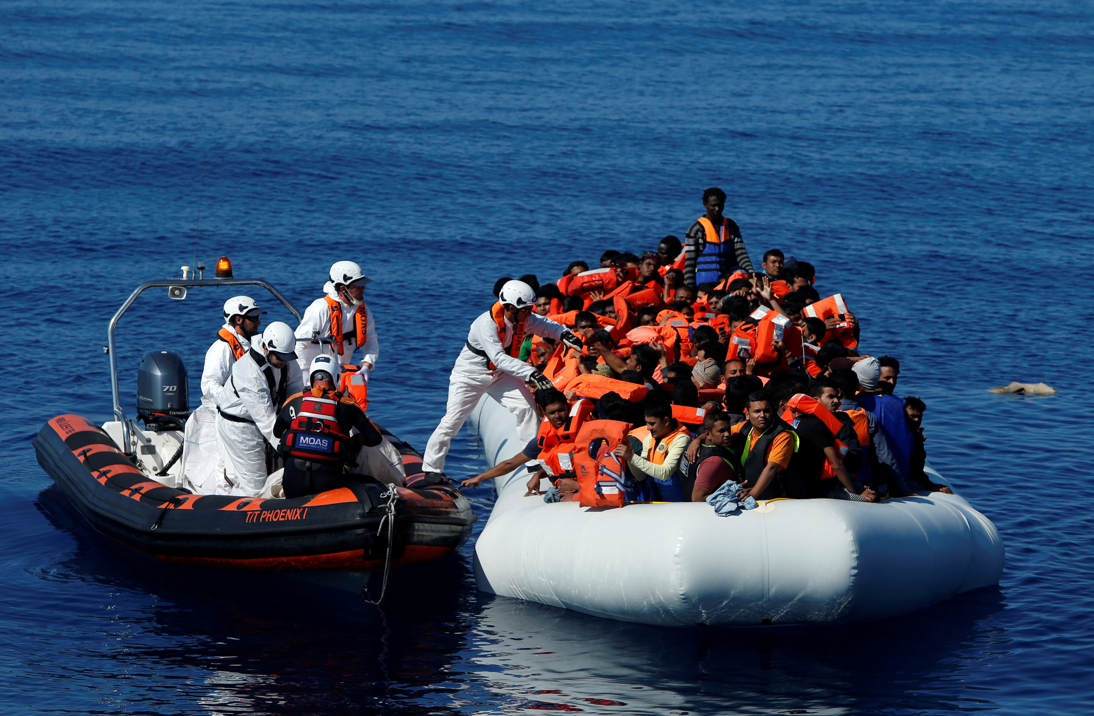 فرق الانقاذ تؤمن المهاجرون عقب انقاذهم من الغرق