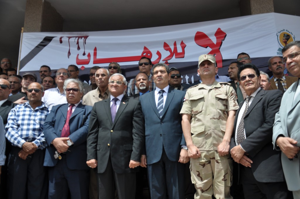 رئيس جامعة المنيا يقود وقفة تضامنية للتنديد بتفجيرات طنطا والإسكندرية  (2)