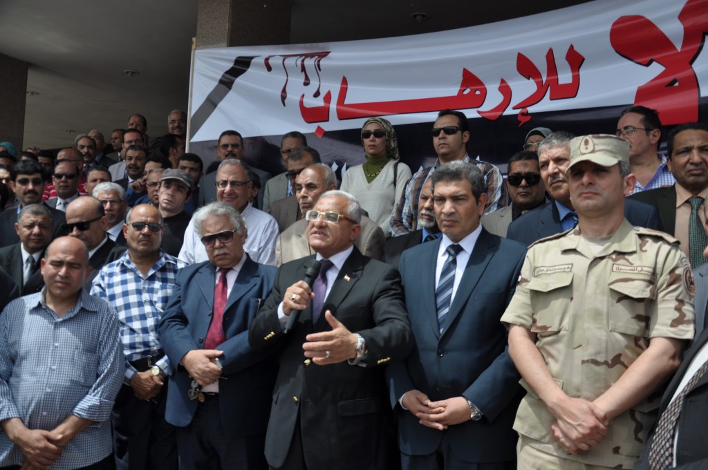 رئيس جامعة المنيا يقود وقفة تضامنية للتنديد بتفجيرات طنطا والإسكندرية  (3)