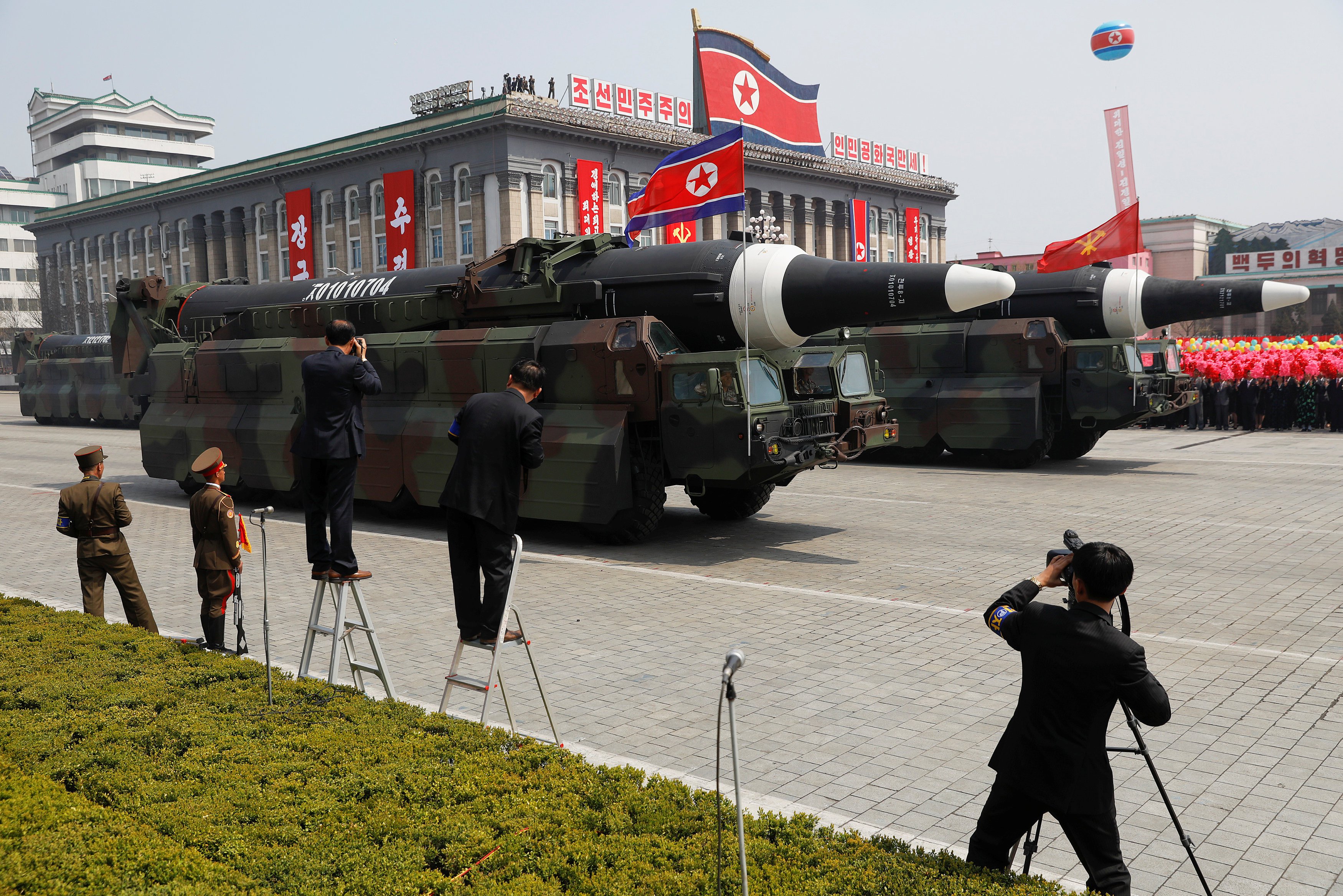 صواريخ كوريا الشمالية التى تطلق من غواصات فى العرض العسكرى