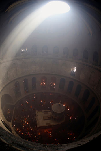  ظهور النور المقدس فى كنيسة القبر المقدس بفلسطين