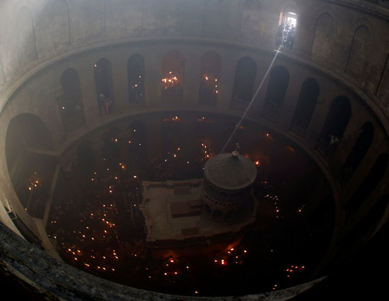  أضواء الشموع فى قبو كنيسة القبر المقدس بالقدس