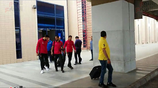  لحظة وصول فريق الأهلى مطار أسوان