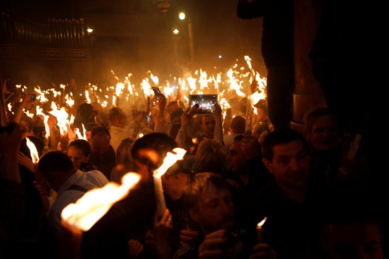 الأقباط يحملون الشموع المضيئة خلال احتفالات عيد الفصح