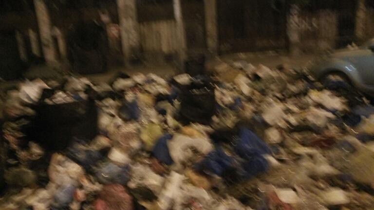 جانب آخر من تلال القمامة فى عرض الشارع