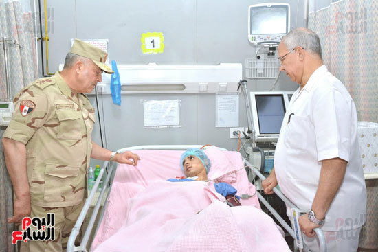 الفريق حجازى فى زيارة للمصابين