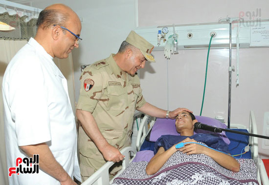 رئيس الاركان يزور المصابين