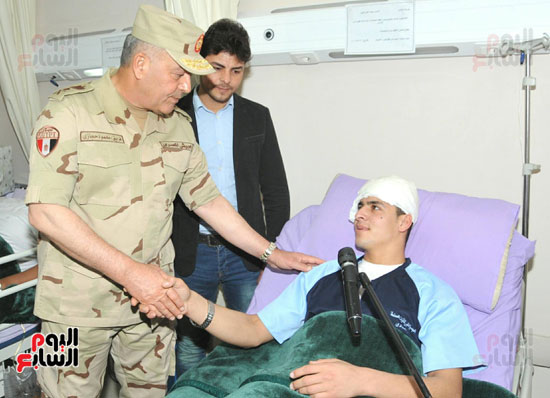  رئيس الاركان يزور مصابى العمليات