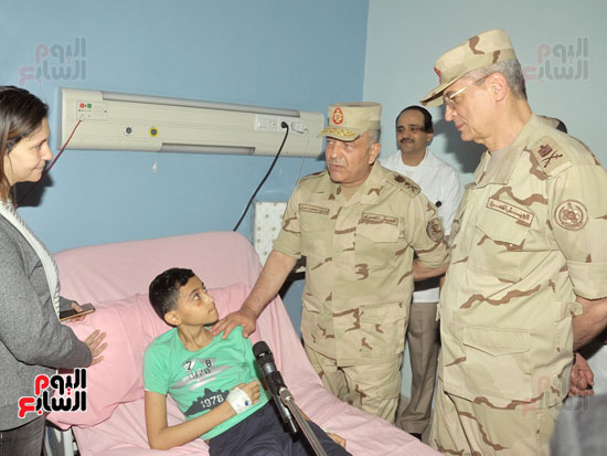 رئيس الاركان يزور المصابين فى المستشفيات