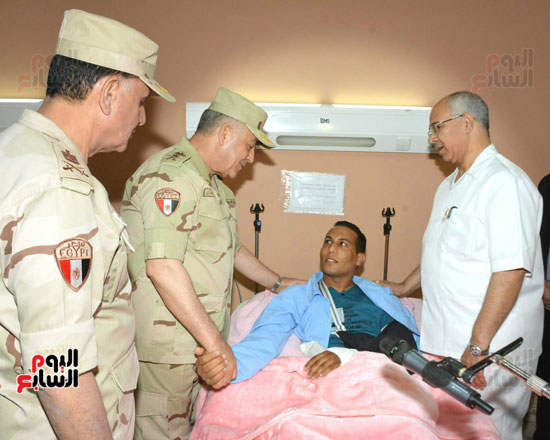 رئيس الاركان يزور مصابي العمليات الحربية
