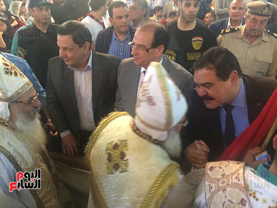 محافظ ومدير أمن الدقهلية يشاركان قداس عيد القيامة بكاتدرائية العذراء والملاك