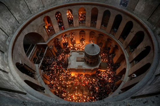  الأقباط يحتفلون بعيد الفصح فى كنيسة القبر المقدس بفلسطين