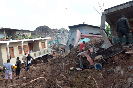 سكان سريلانكا وسط المنازل المتضررة 