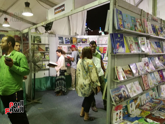  الأجانب يقبلون على الكتب فى معرض الكتاب بالاقصر