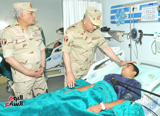  الفريق حجازى فى زيارة للمصابين
