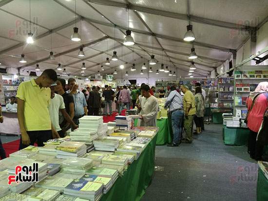  جانب من إقبال المواطنين على معرض الأقصر للكتاب