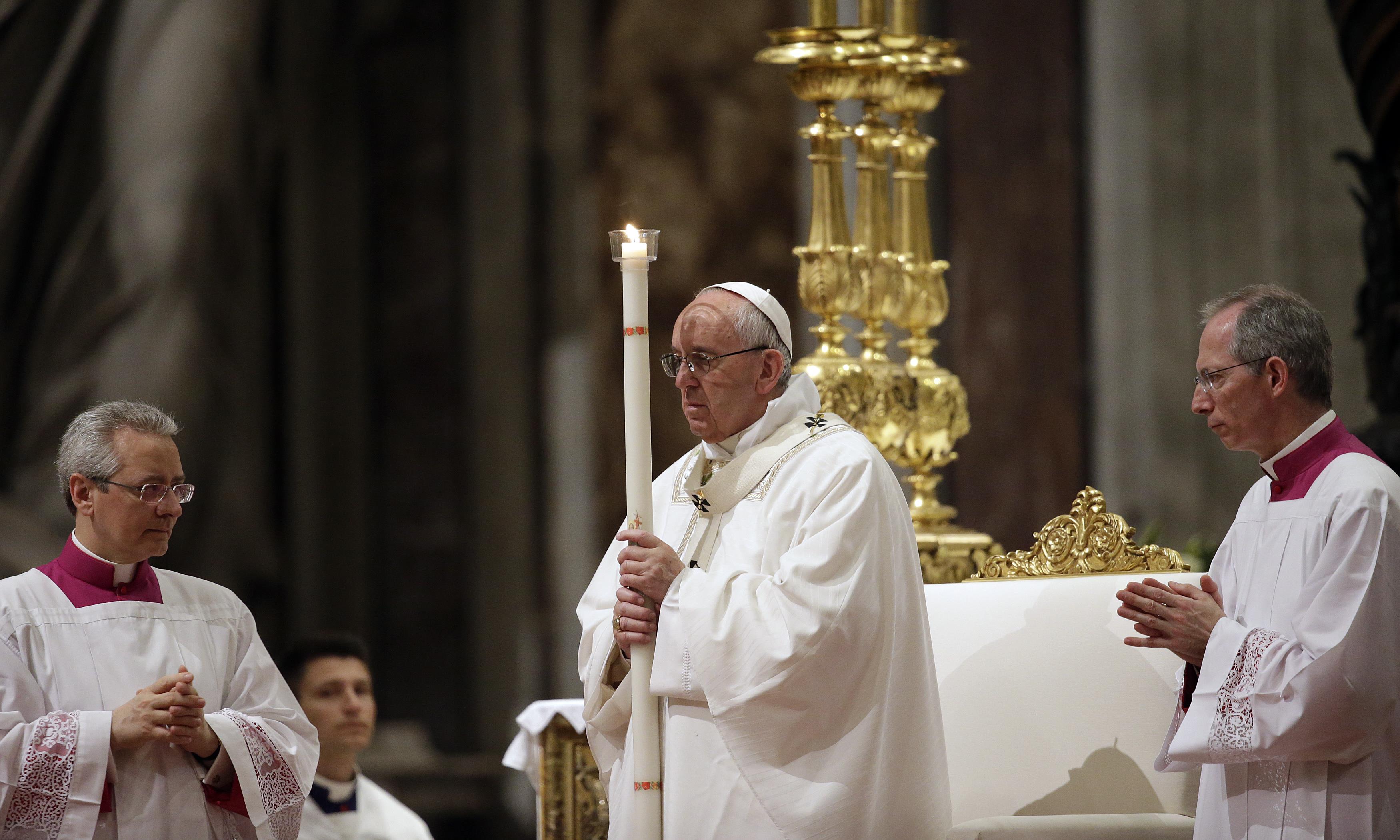 بابا الفاتيكان يحمل شمعة