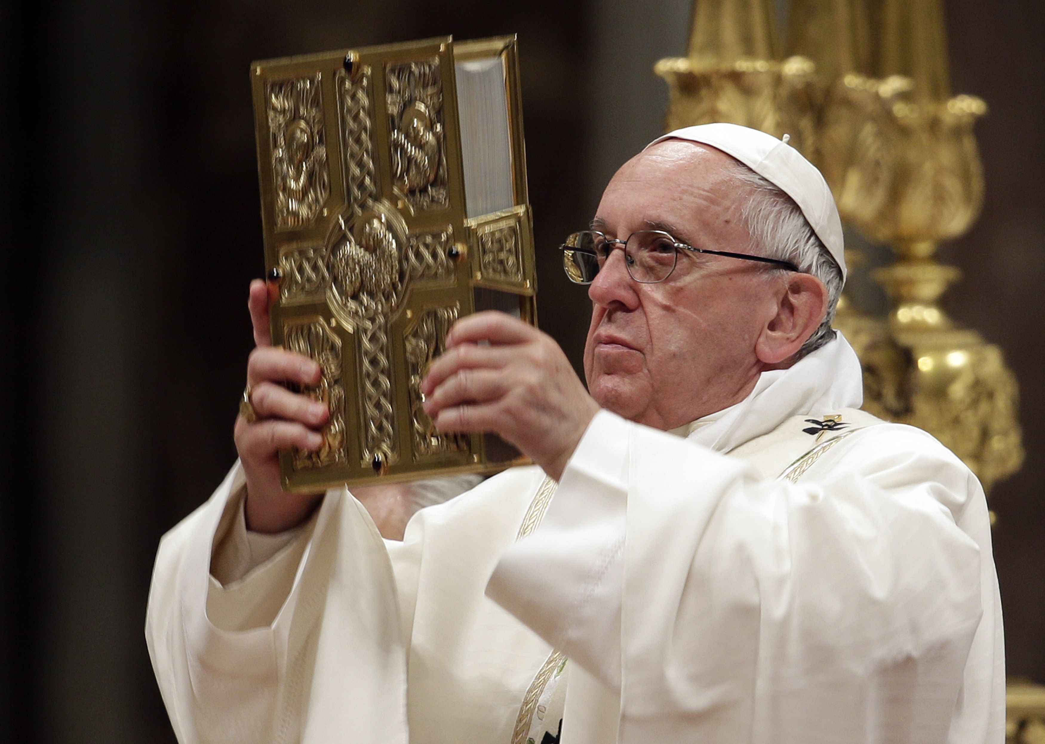 بابا الفاتيكان يحمل الكتاب المقدس