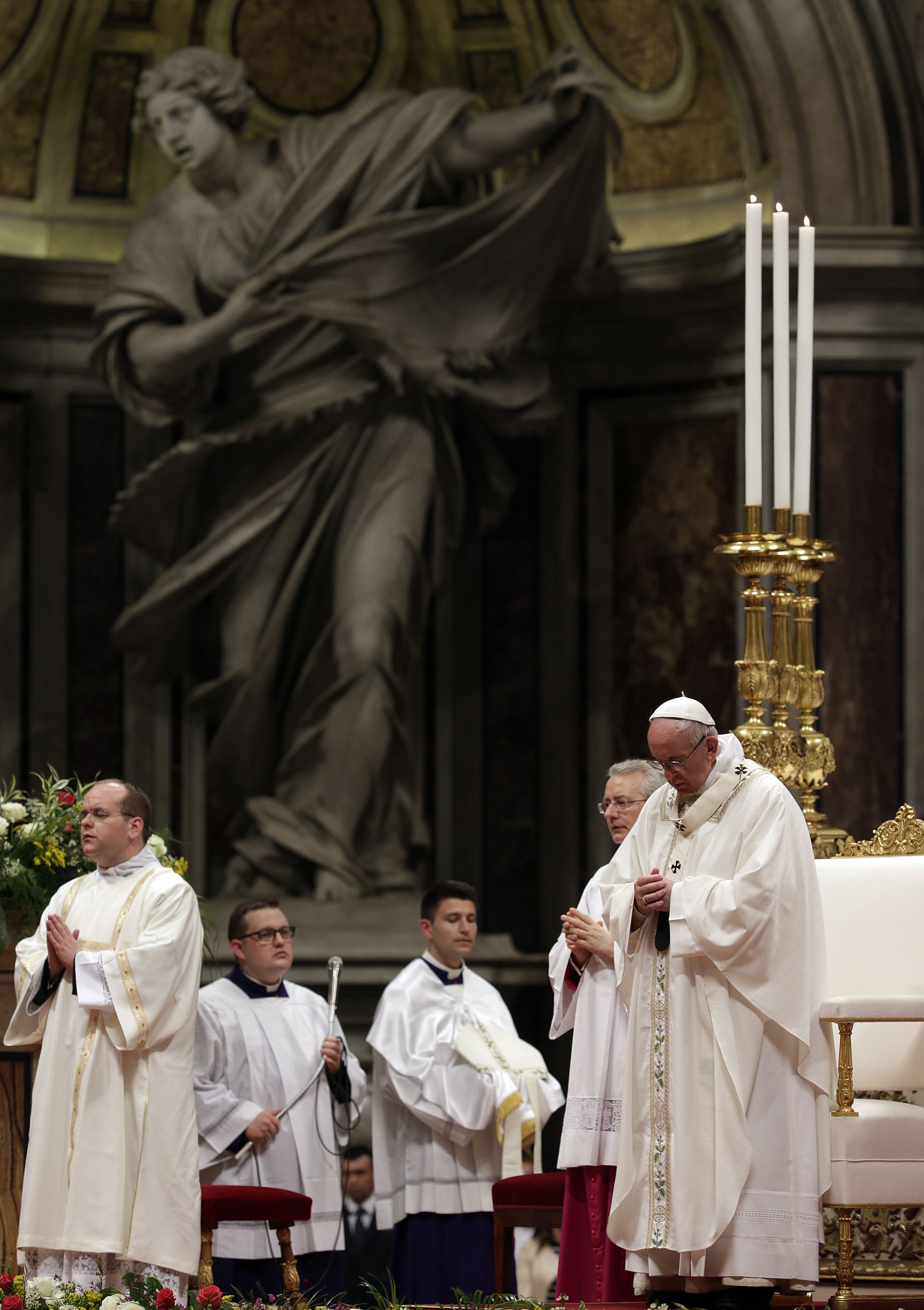 بابا الفاتيكان يؤدى قداس عيد القيامة