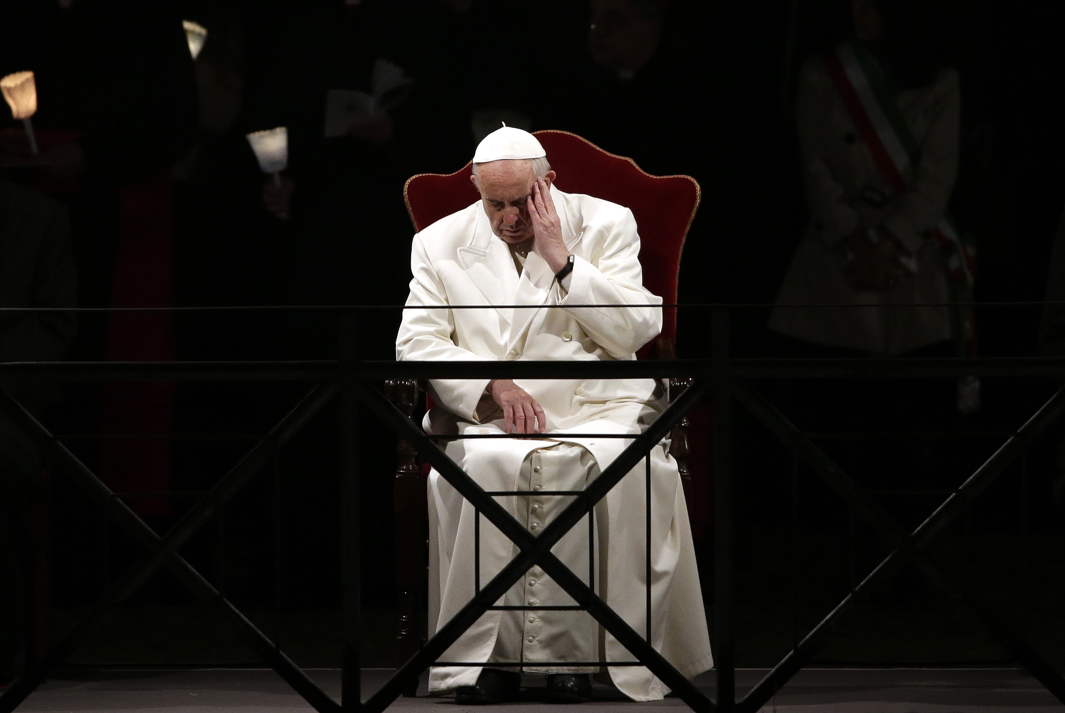 آثار الحزن على وجه البابا فرنسيس