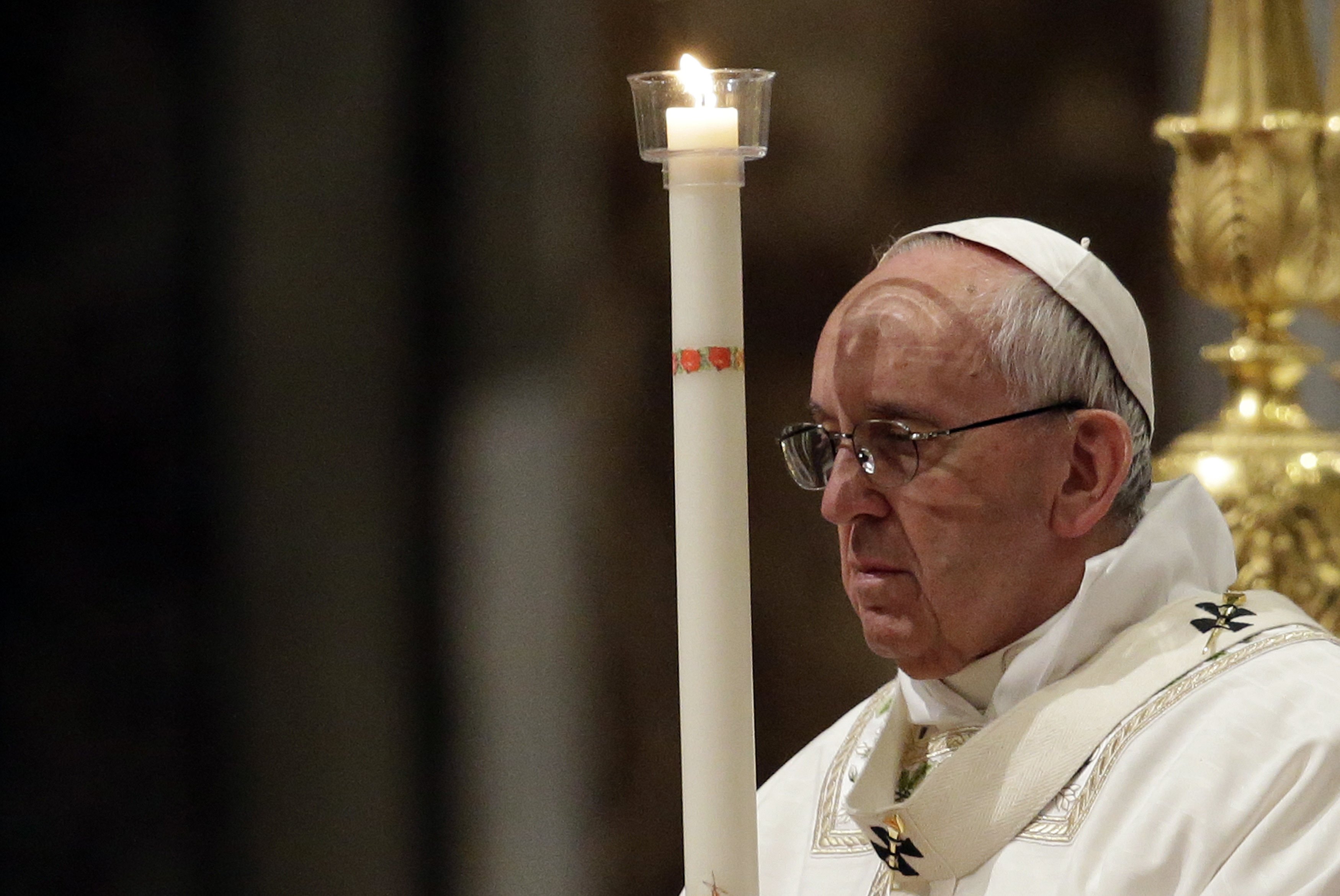 البابا فرانسيس يحمل شمعة فى كنيسة القديس بطرس