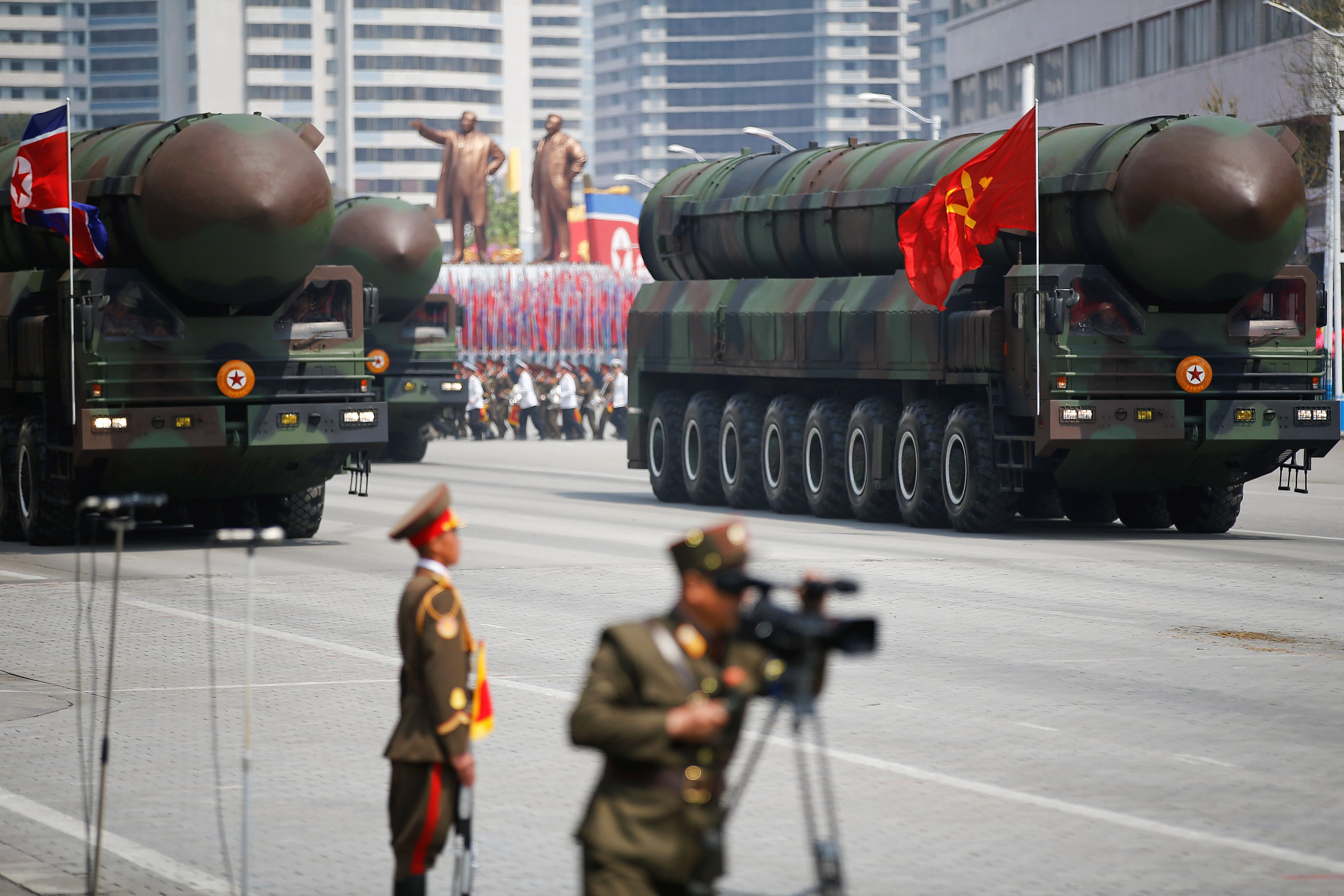 كوريا الشمالية تستعرض قوتها بعرض صواريخ باليستية
