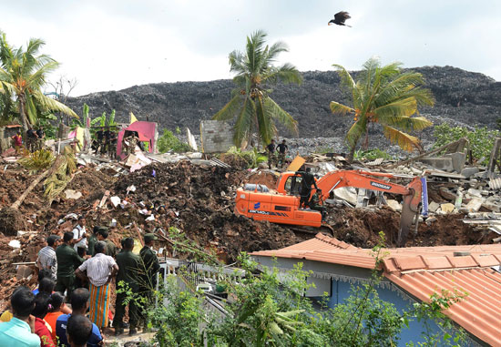 البحث عن ضحايا بعد انهيار جبل قمامة على أكثر من 40 منزلا
