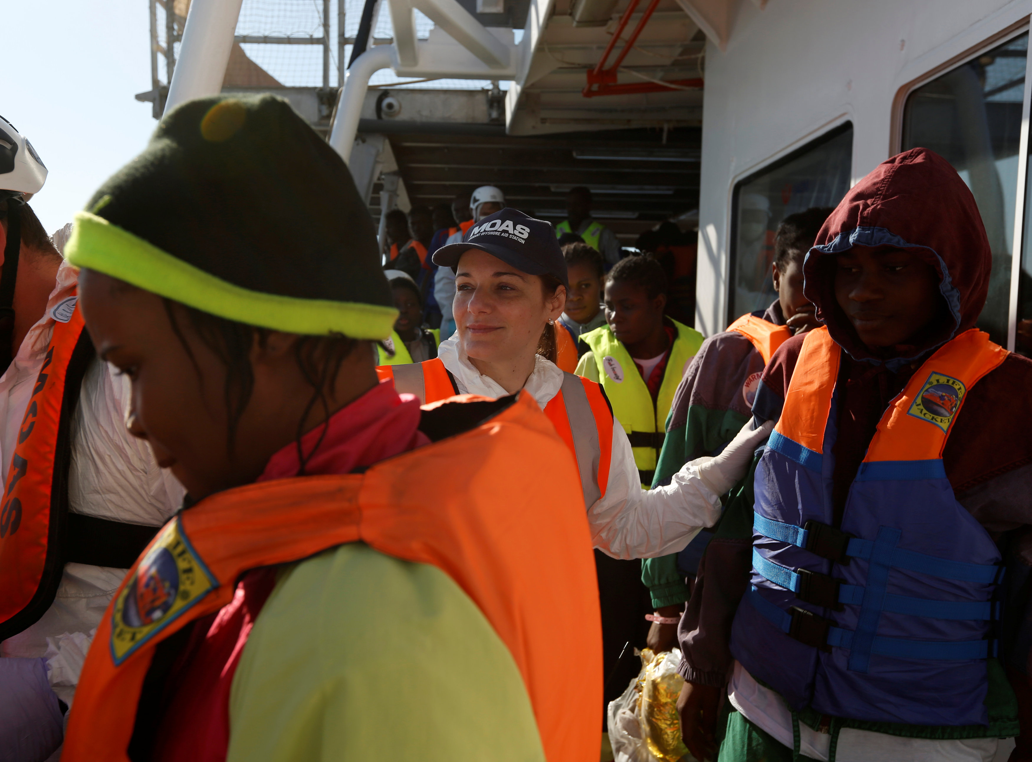 فرق الانقاذ تطمئن على أحوال المهاجرين عقب انقاذهم من الغرق