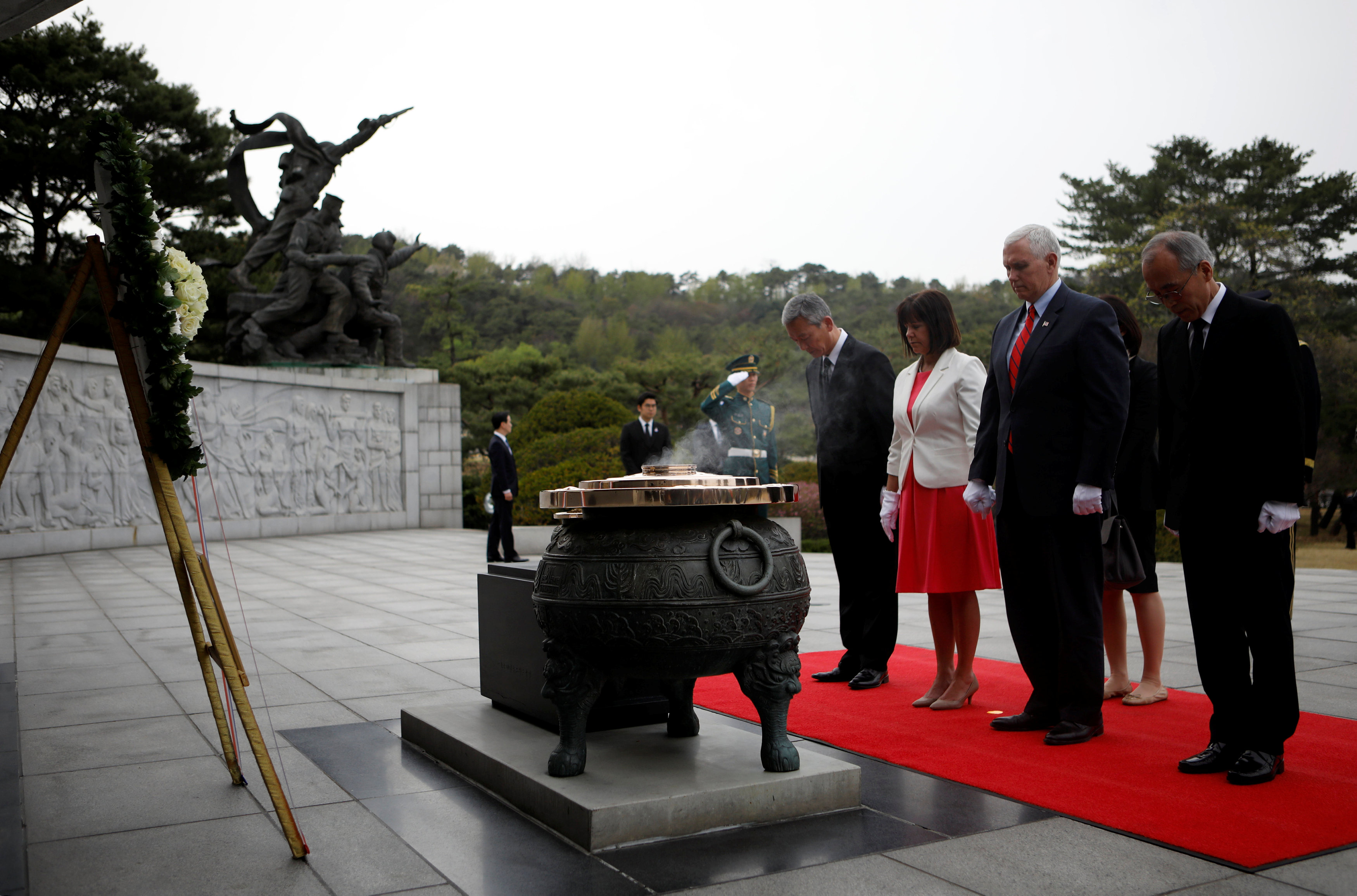 نائب الرئيس الأمريكى وزوجته ونظيره الكورى الجنوبى