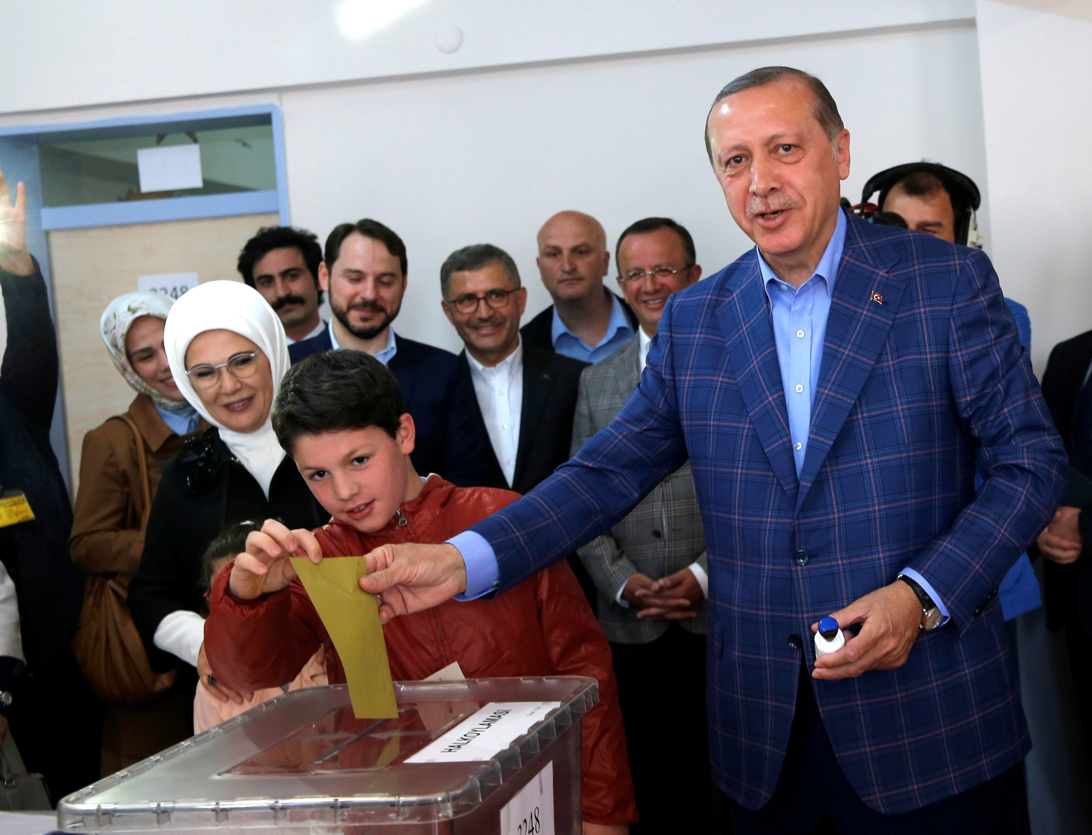 الرئيس التركى يدلى بصوته