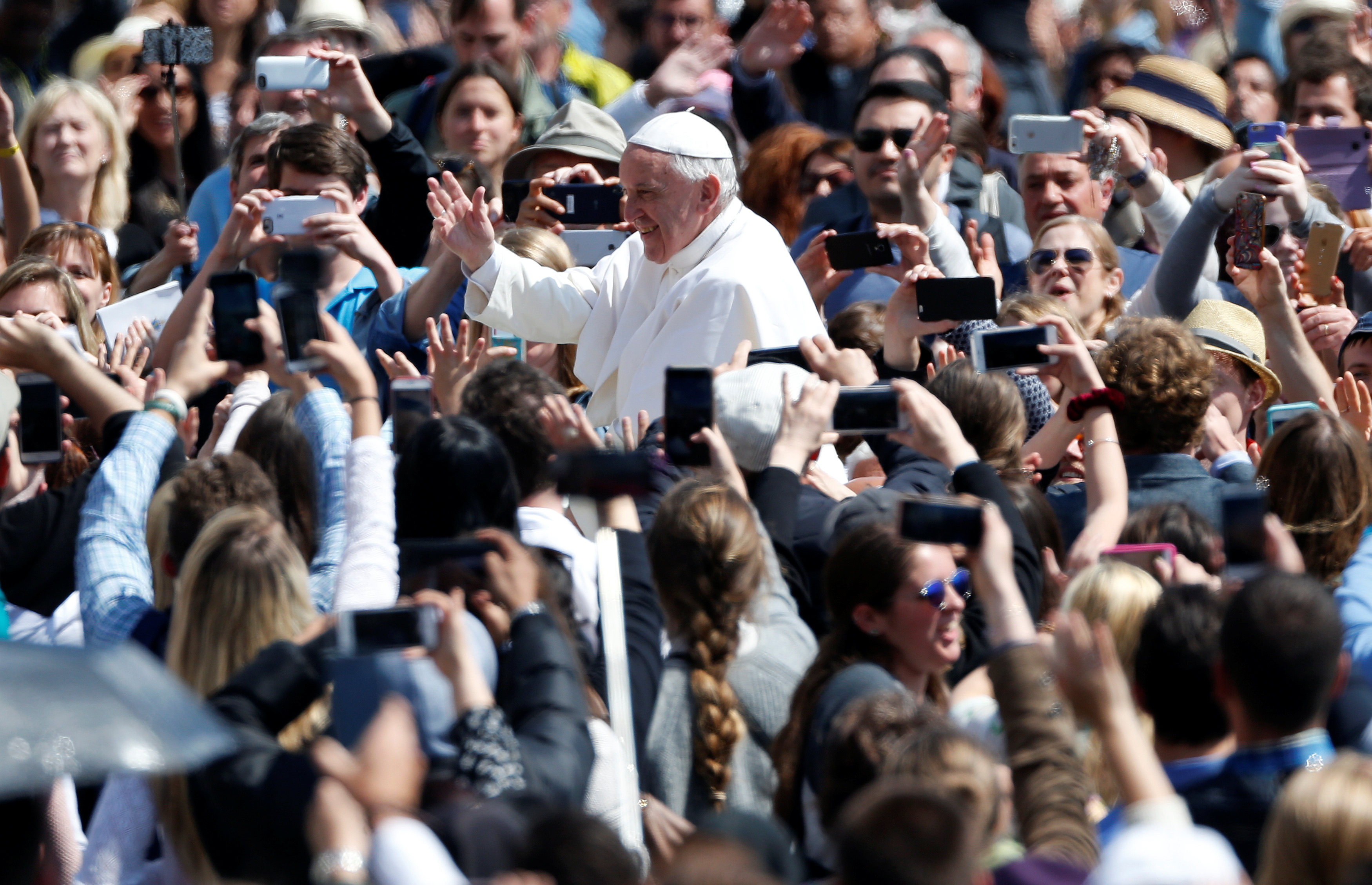 مغادرة البابا فرنسيس بعد انتهاء قداس عيد الفصح