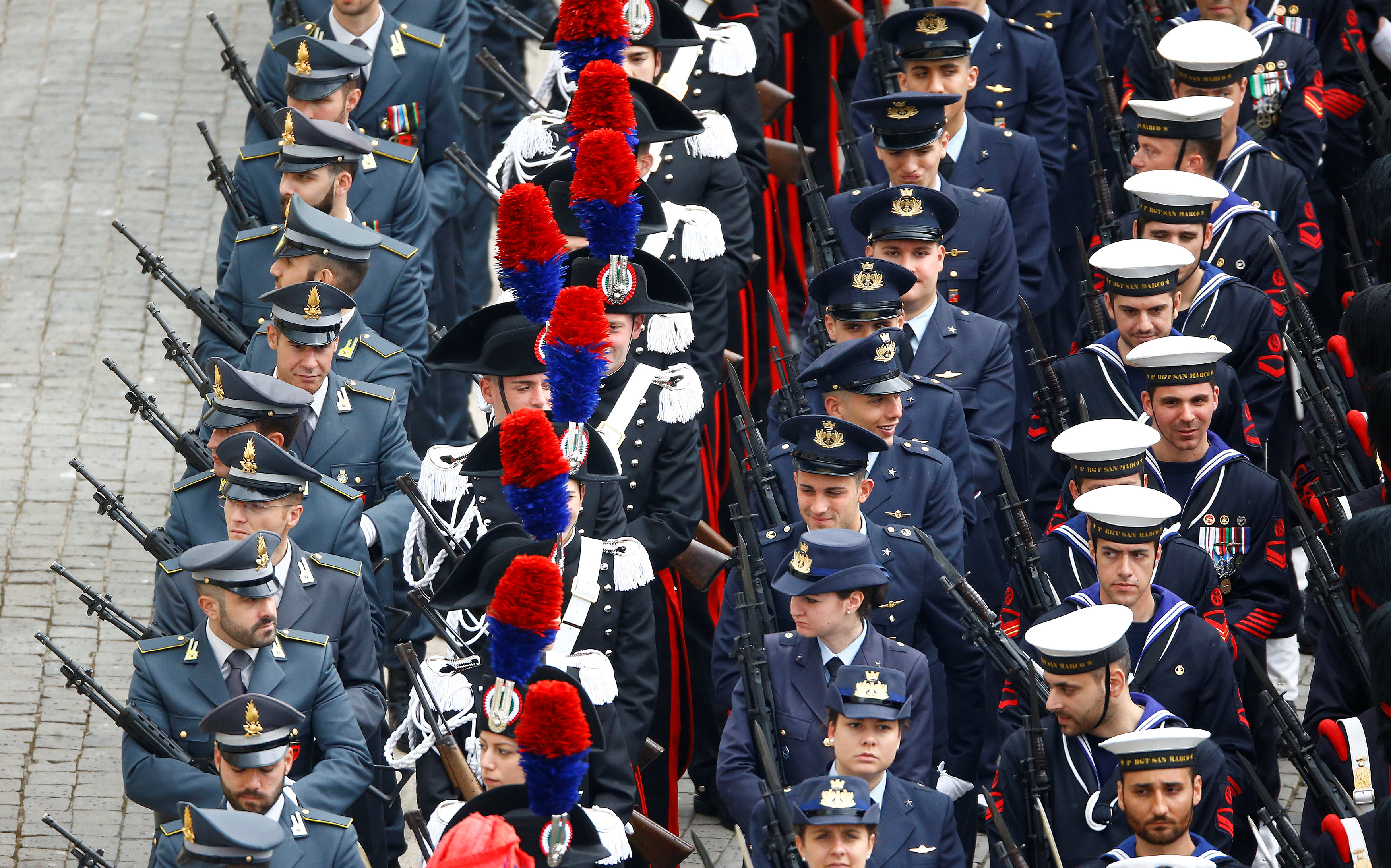 القوات العسكرية الإيطالية تحضر كتلة عيد الفصح
