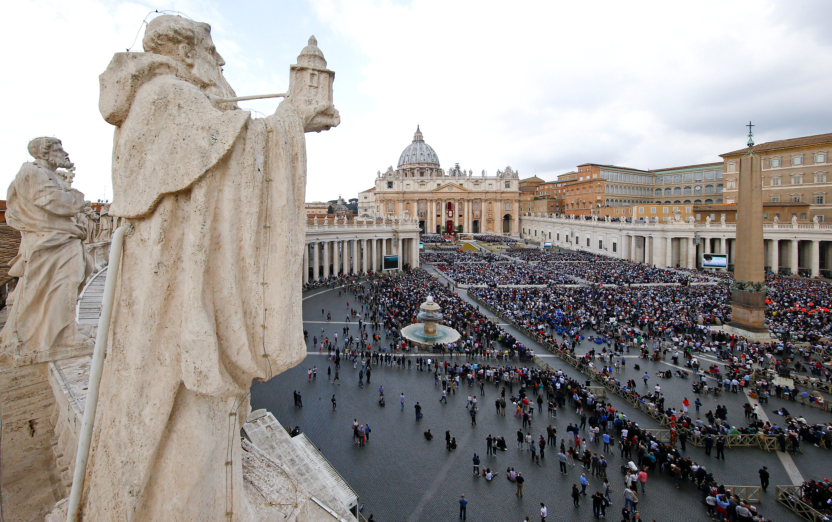 جانب من احتفالات المواطنون فى الفاتيكان بعيد الفصح