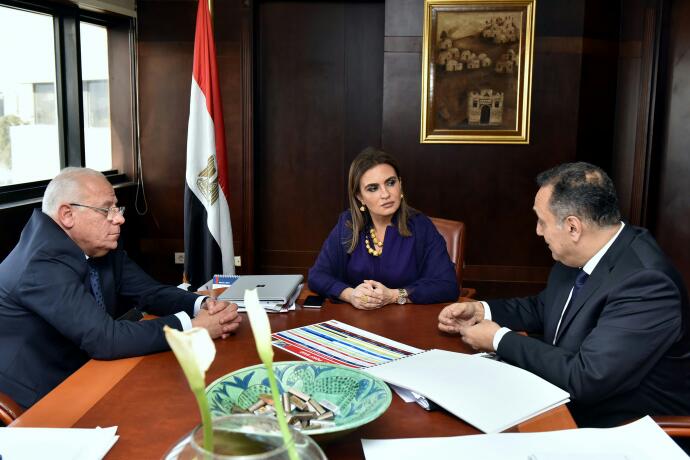 جانب من لقاء وزيرة الاستثمار سحر نصر مع محافظ بورسعيد ومنصور عامر
