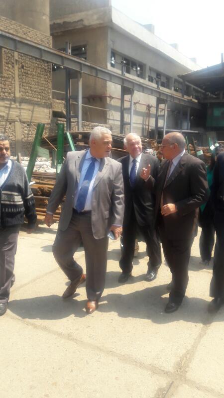 السفير ياسر النجار رئيس القابضة للكيماوية خلال زيارة شركة اليايات
