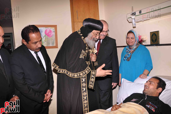 البابا تواضروس خلال زيارة أحد المصابين 