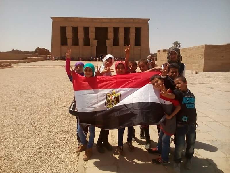 الطلاب يرفعون علم مصر