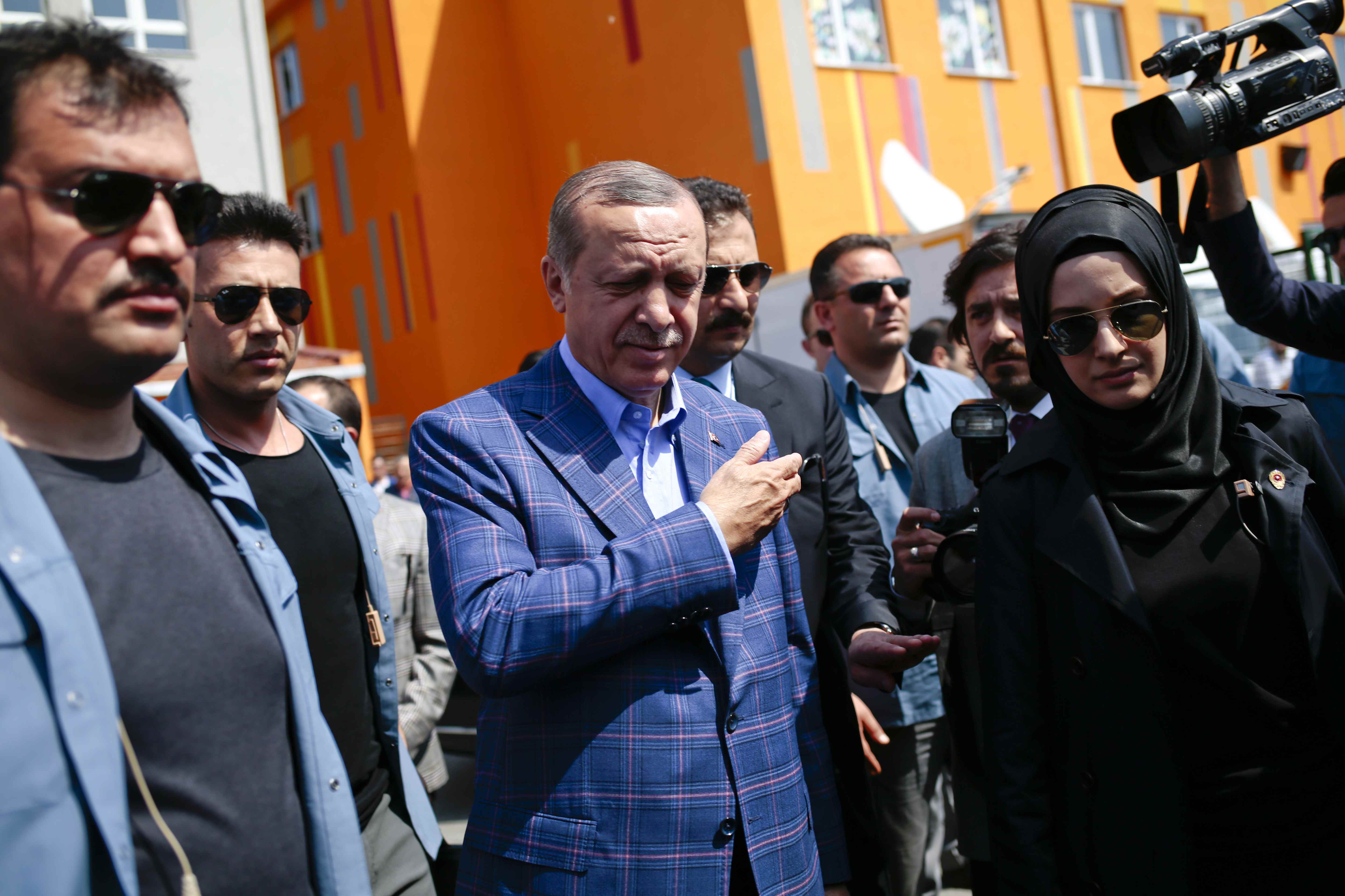 الرئيس التركى رجب طيب أردوغان يصل للتصويت فى الاستفتاء على التعديلات الدستورية