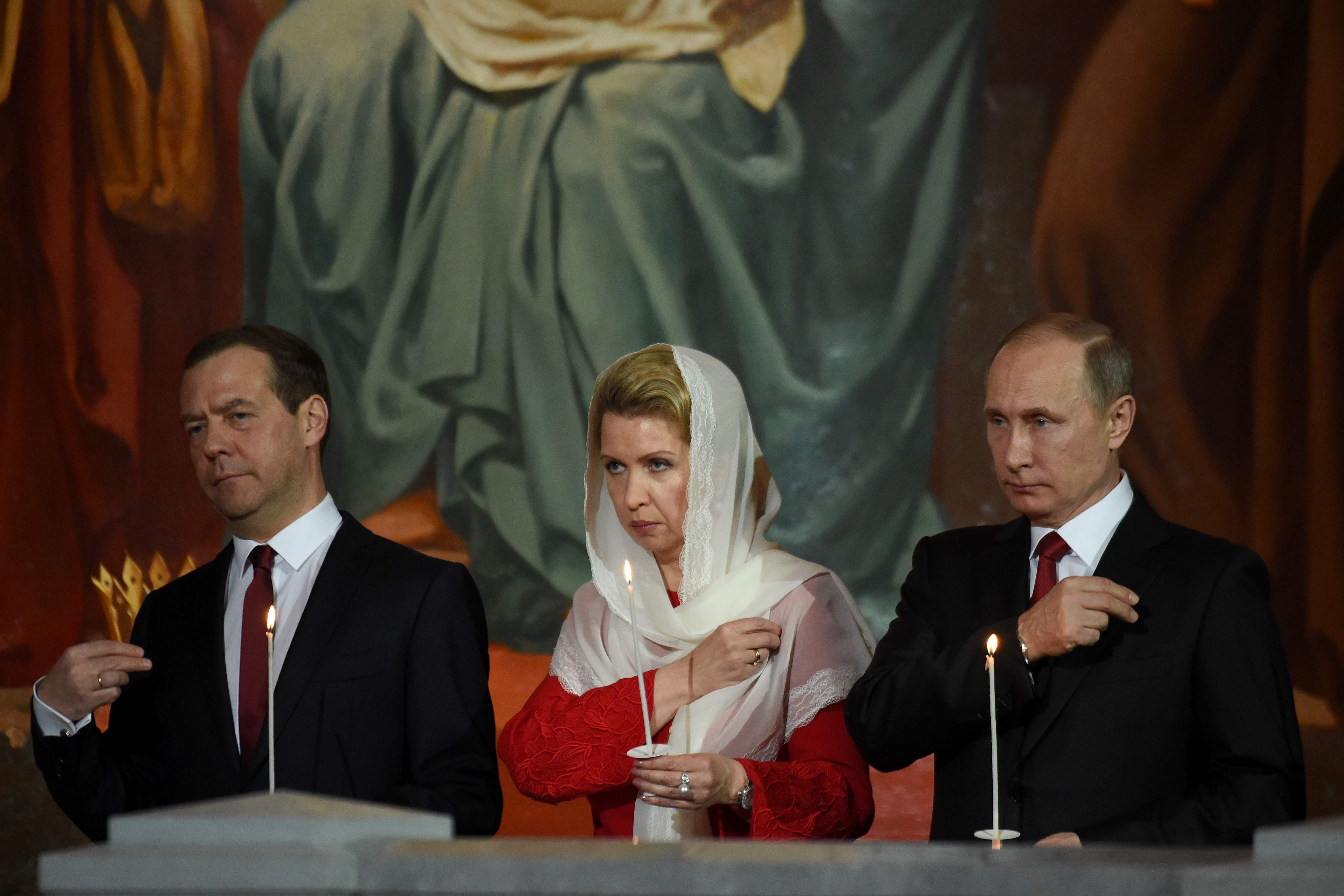 1ـ بوتين وميدفيديف وزوجته سفيتلانا فى كاتدرائية المسيح المخلص