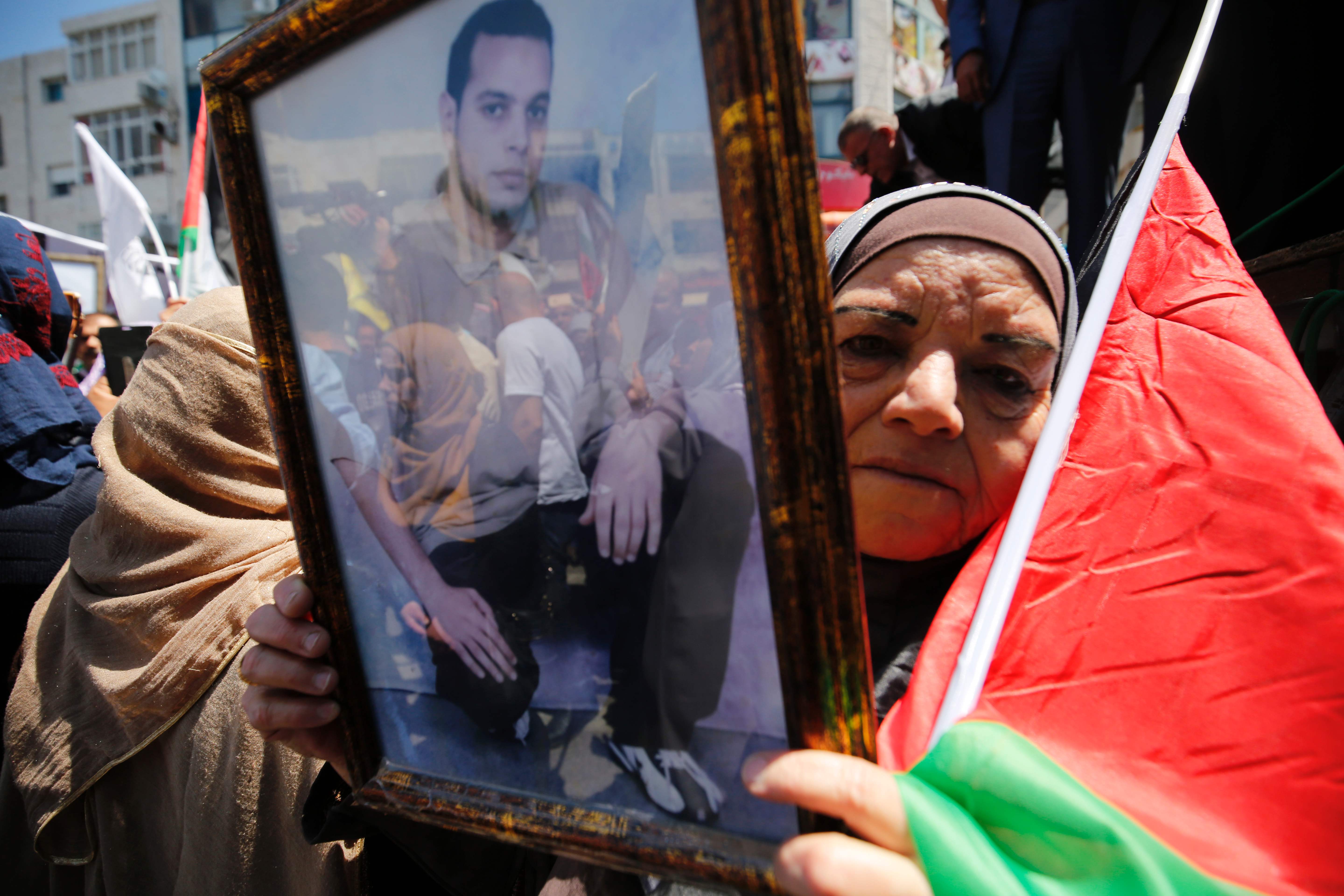 فلسطينية تحمل صورة لأسير خلال مظاهرة فى مدينة رام