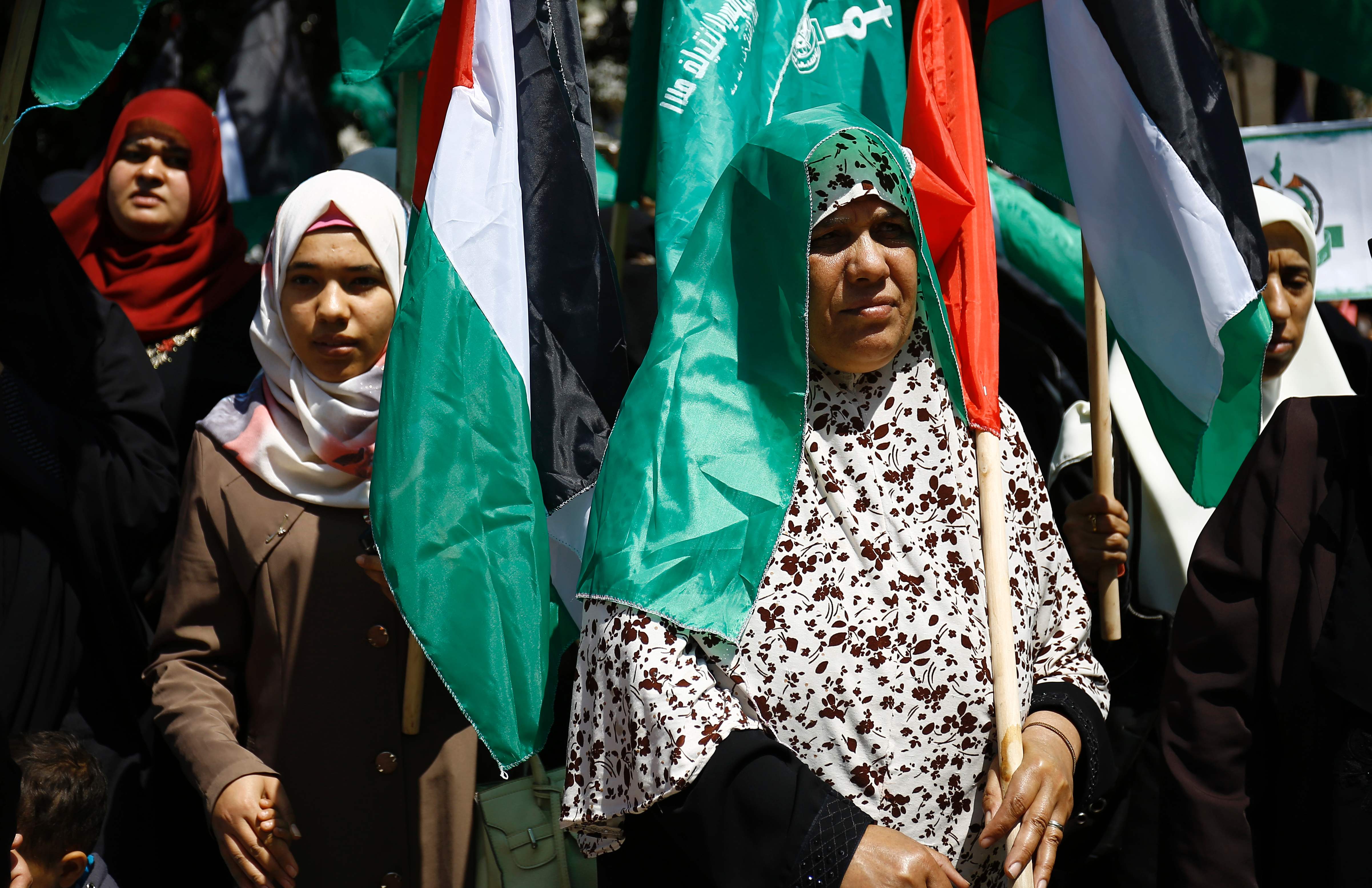 الفلسطينيات فى غزة يتظاهرن تضامنا مع الأسرى