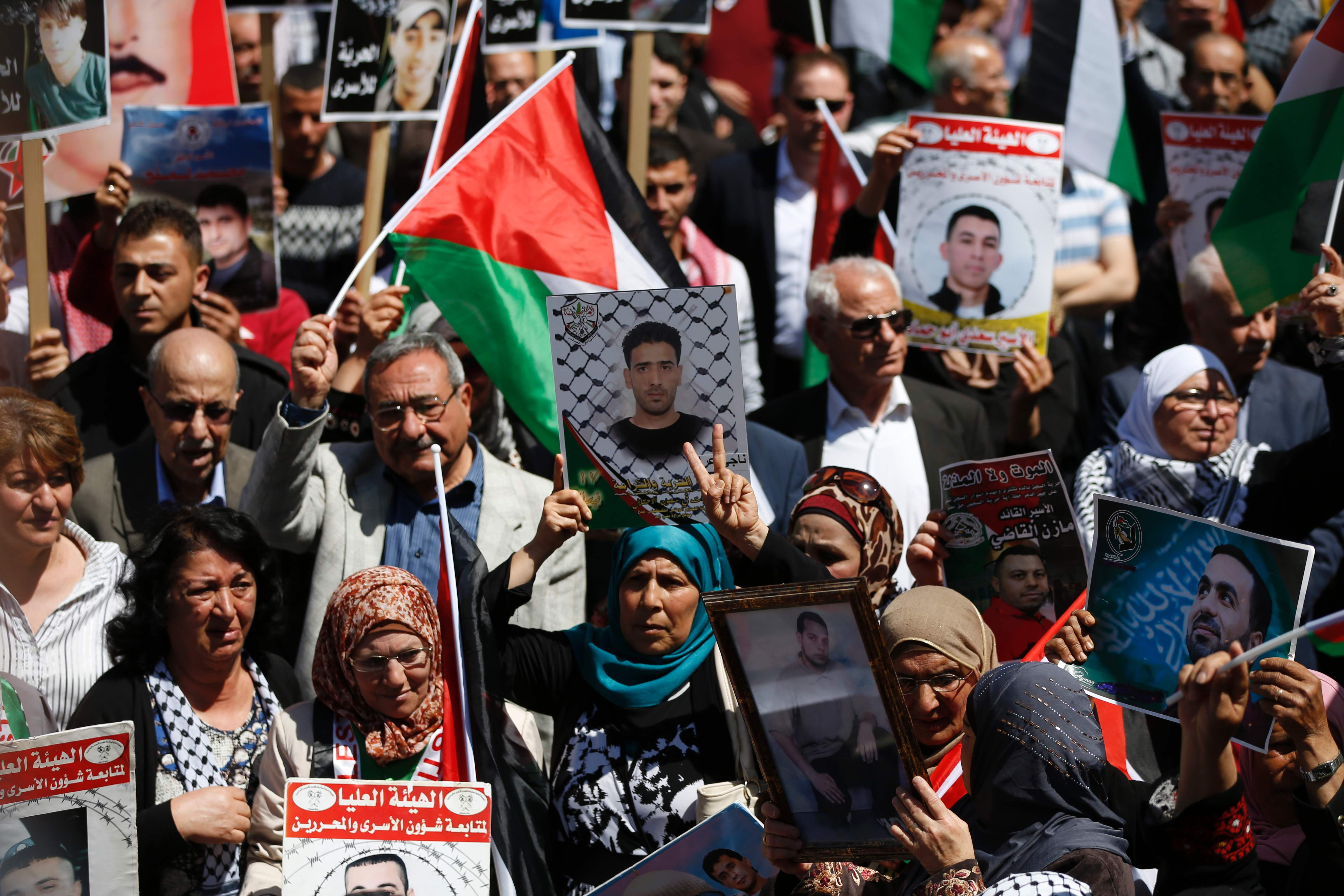 المتظاهرون يرفعون صور الأسرى الفلسطينيين 