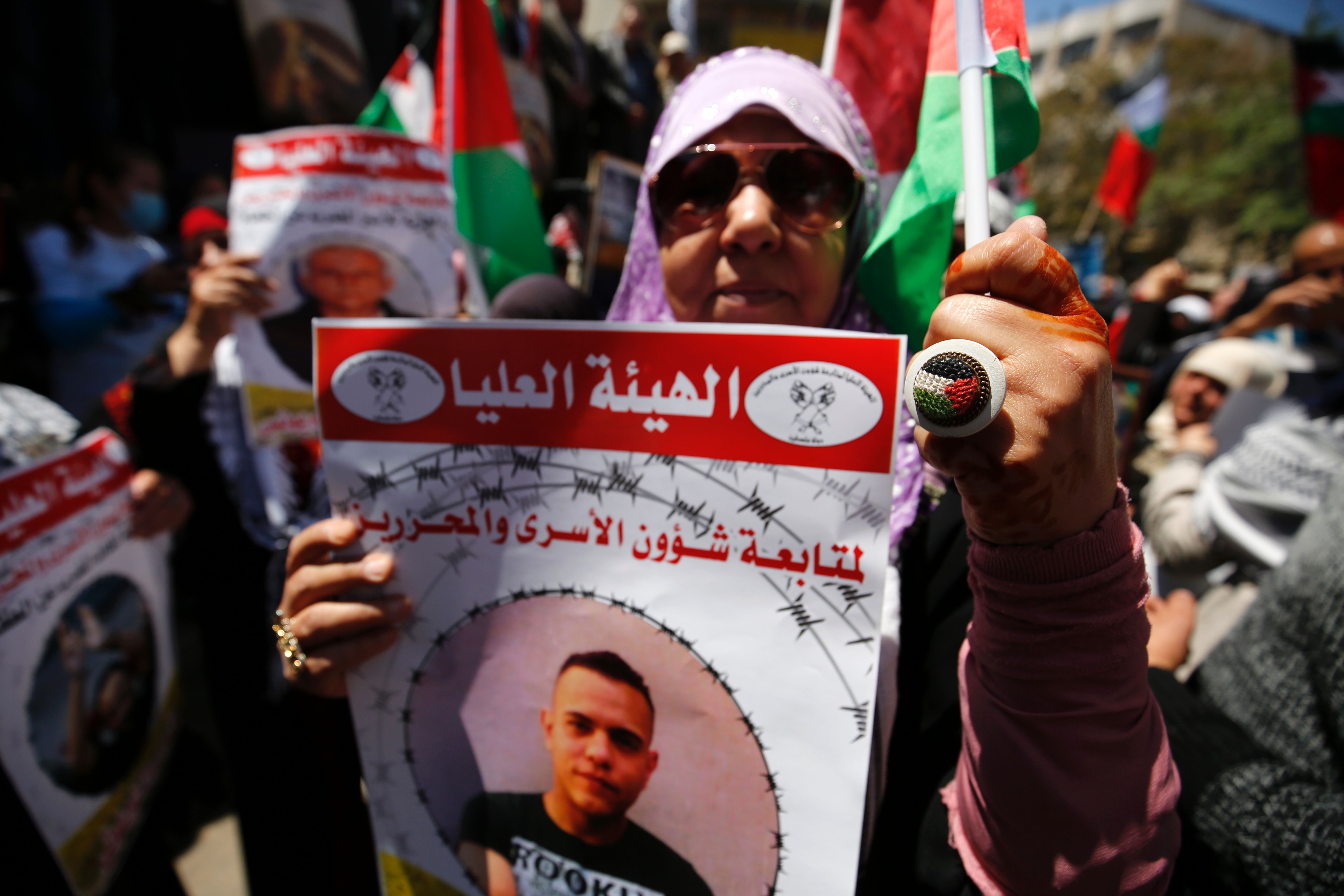 رفع صورة أسير فلسطينى خلال مظاهرة فى رام الله 