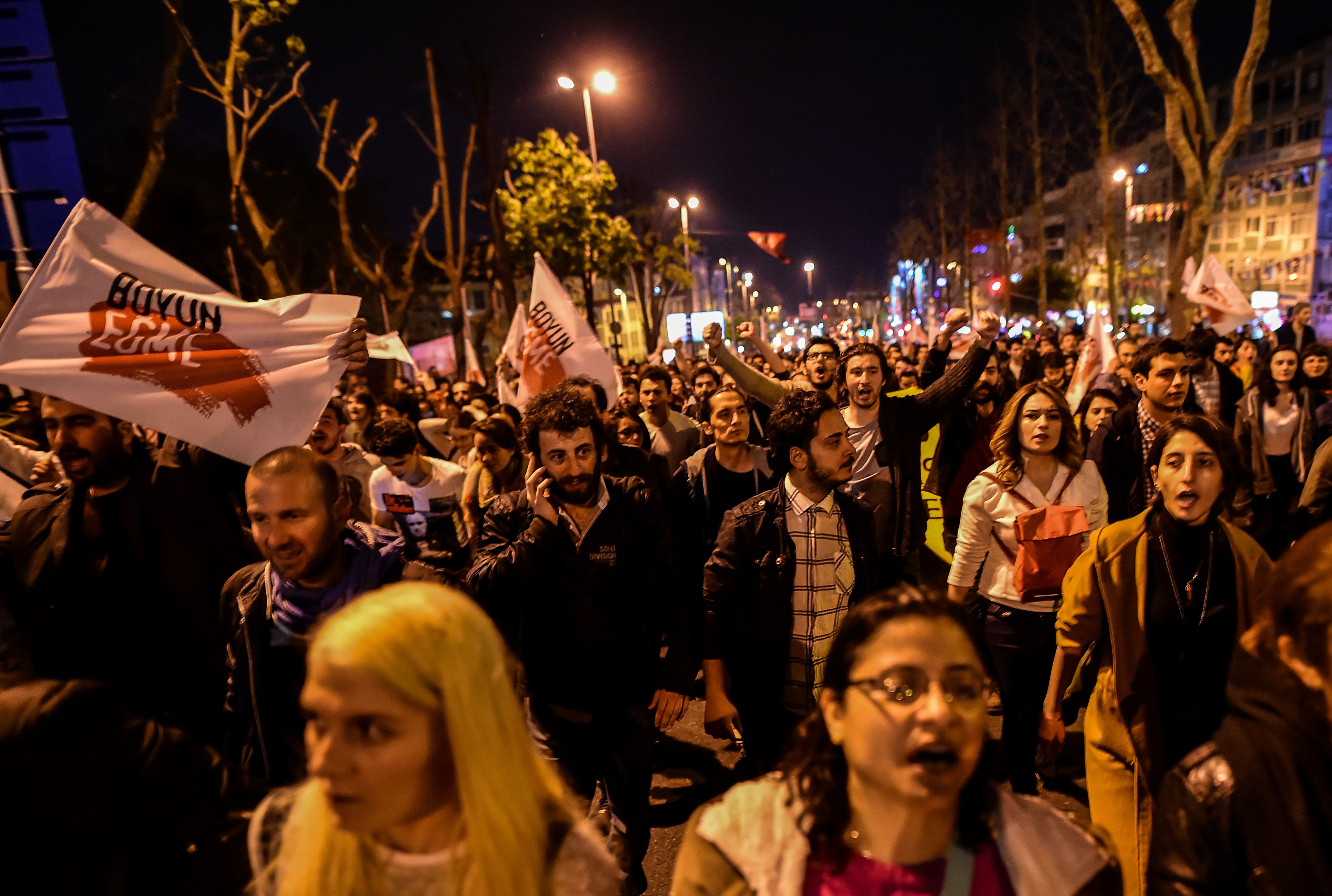 آلاف المحتجون فى مدن تركيا ضد استفتاء الدستور