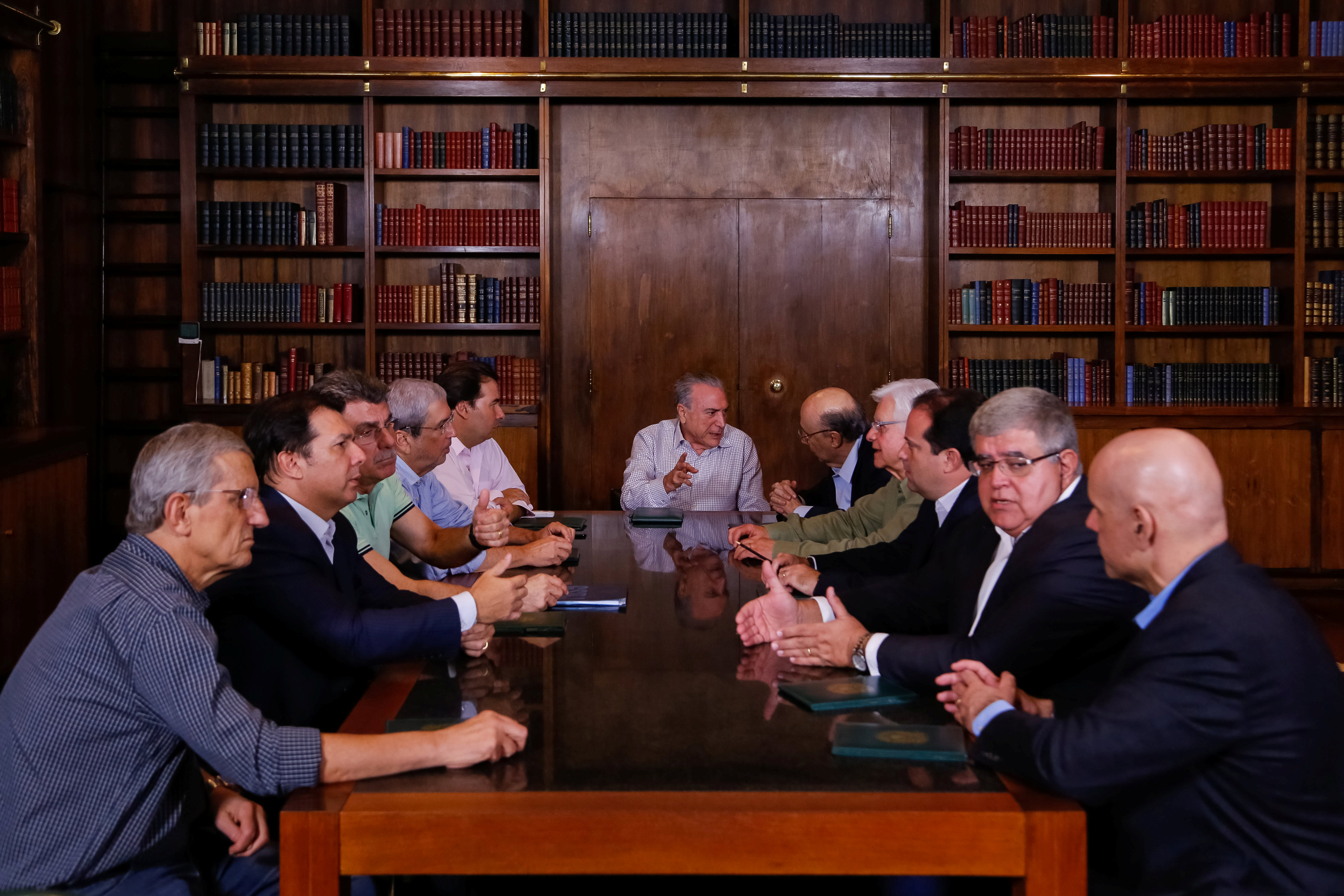 رئيس البرازيل ميشال تامر خلال اجتماع للجنة إصلاح المعاشات التقاعدية في قصر ألفورادا في برازيليا