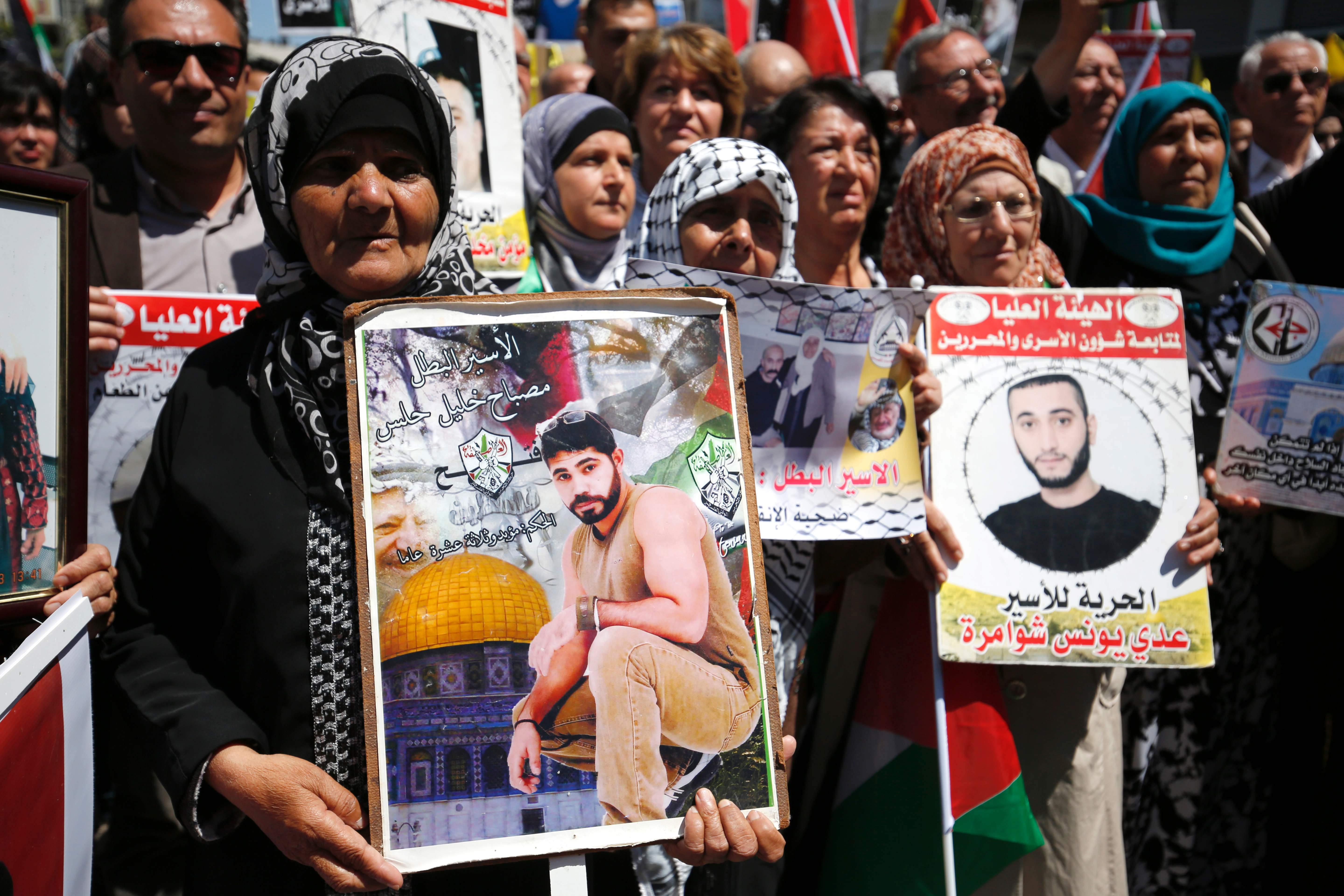 الفلسطينيات يرفعن صور الأسرى