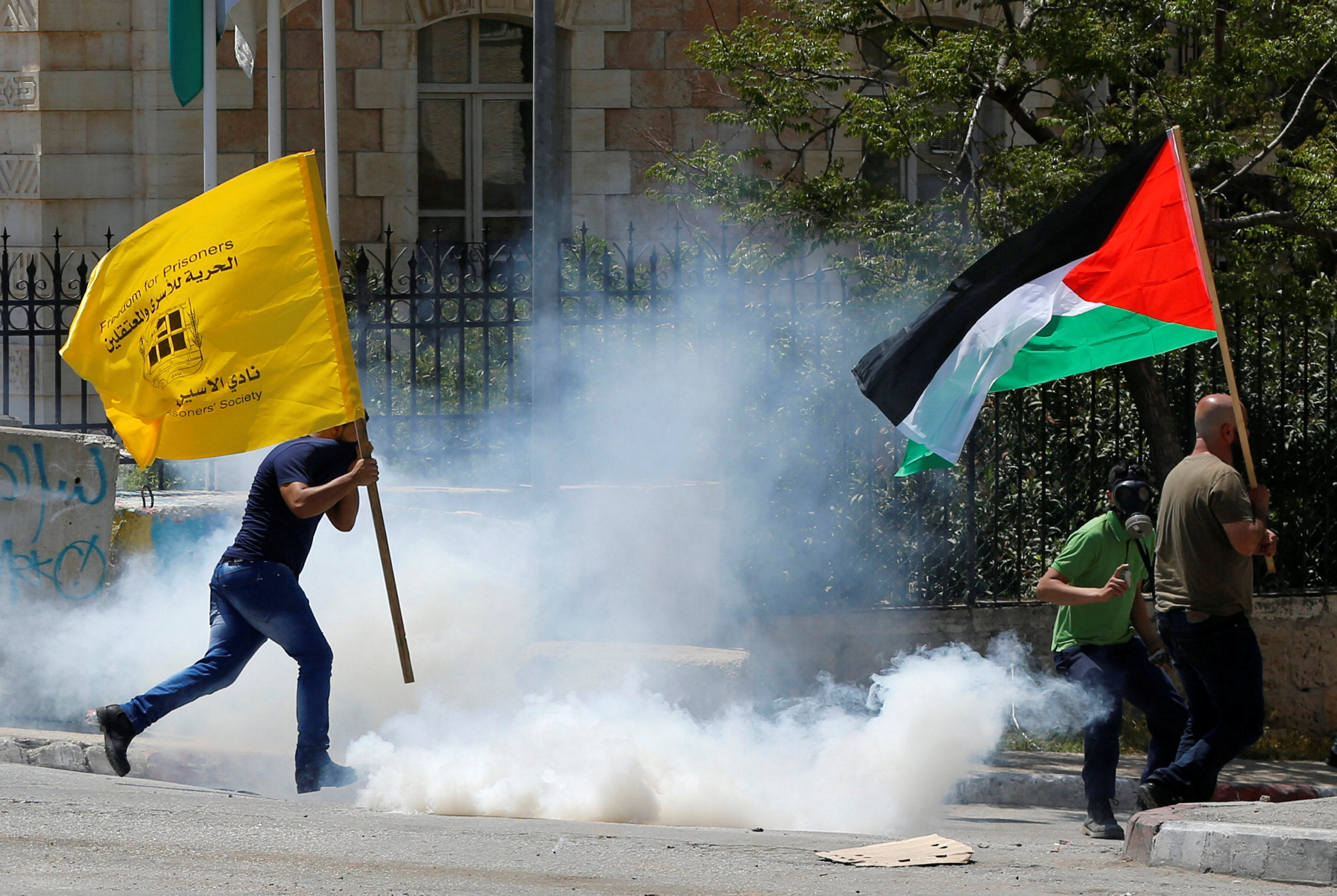 علم فلسطين يرفرف وسط الاشتباكات