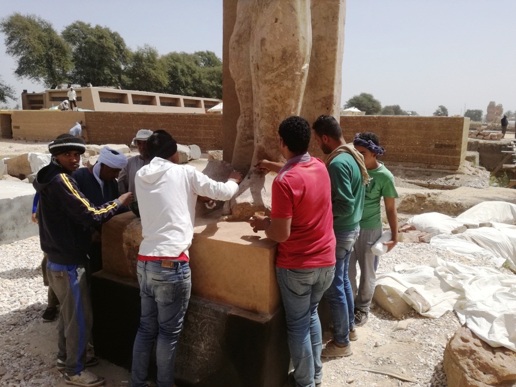5- فريق مرممين يعمل علي تنظيف تمثال للملك أمنحتب الثالث بالاقصر