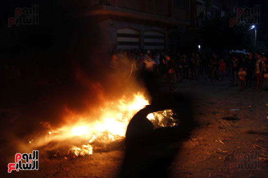 أطفال يمرون أمام الحريق