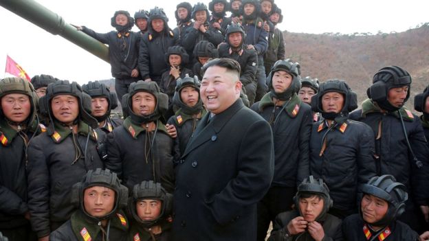 رئيس كوريا الشمالية مع جنوده